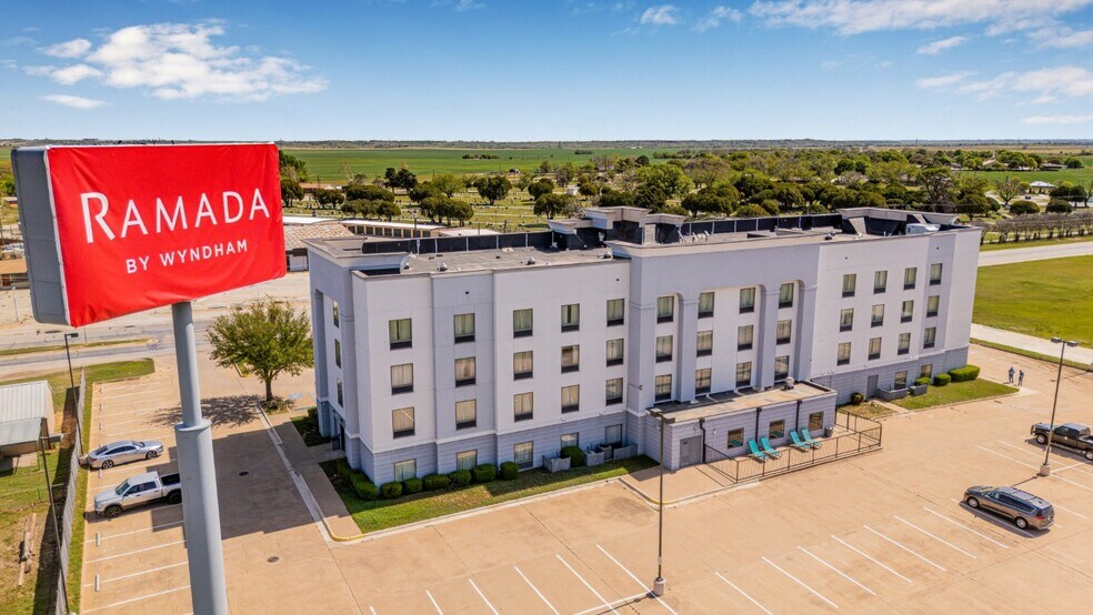 Primary Photo Of 1008 Sheppard Rd, Burkburnett Hotel For Sale