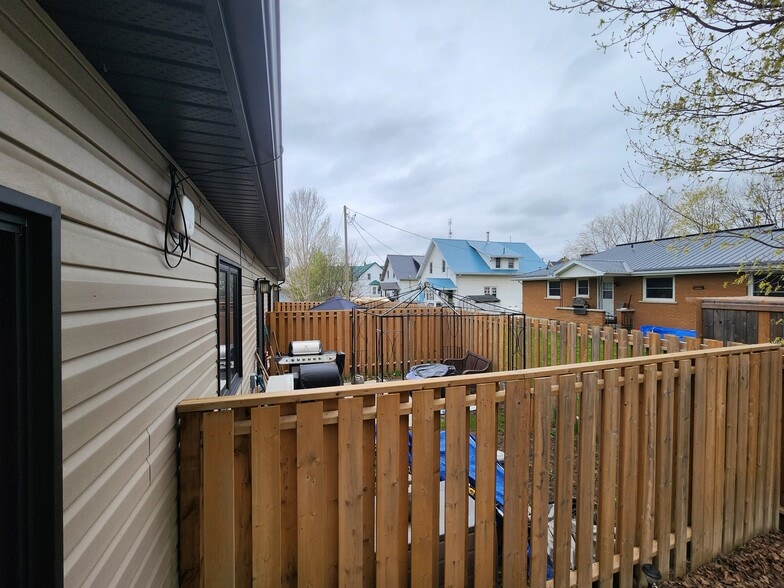 More Photos Of 32 David St, Spencerville Apartments For Sale