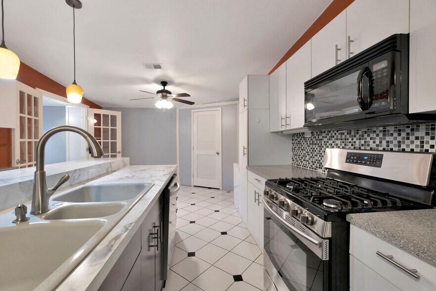 More Photos Of 7648 Broadview Dr, Houston Apartments For Sale