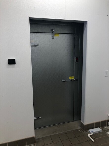 More Photos Of 2005 SE Delaware Ave, Ankeny Storefront For Lease