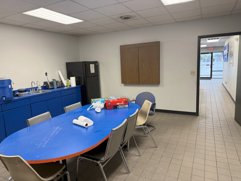 More Photos Of 5535 Arbor Rd, Lincoln Service For Sale