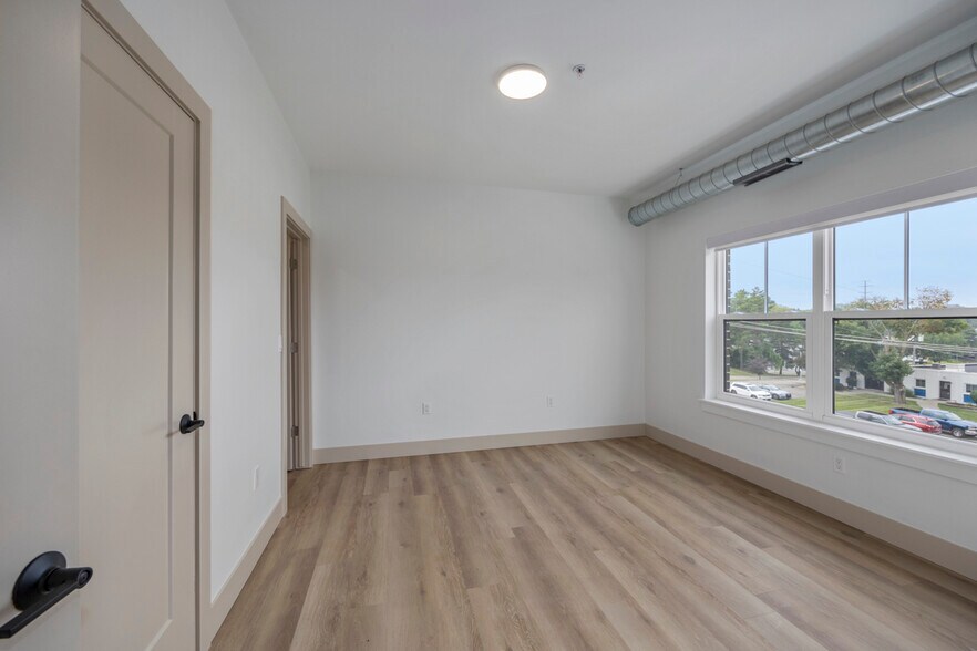 More Photos Of 27 S Squirrel Rd, Auburn Hills Coworking Space