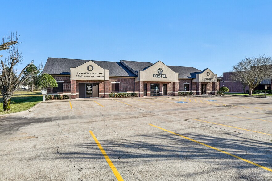 More Photos Of 2401 Parkwood Ave, Friendswood Office For Sale