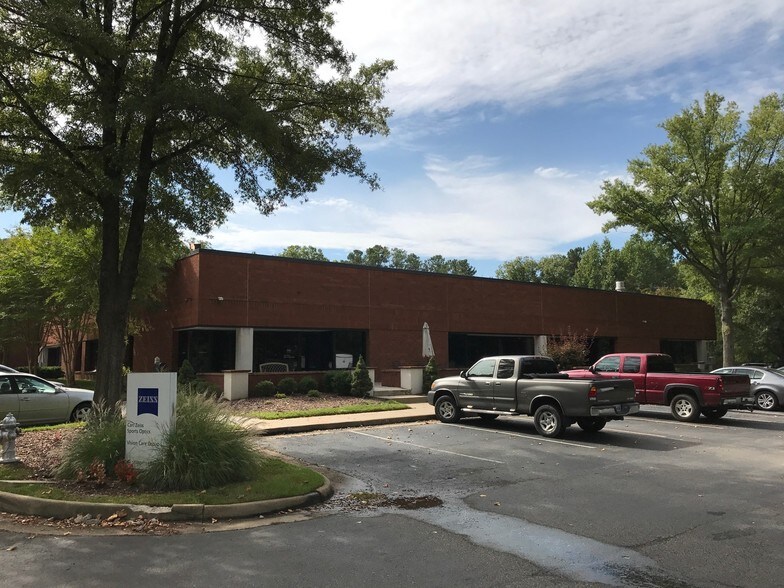 More Photos Of 711 Moorefield Park Dr, Richmond Showroom For Lease