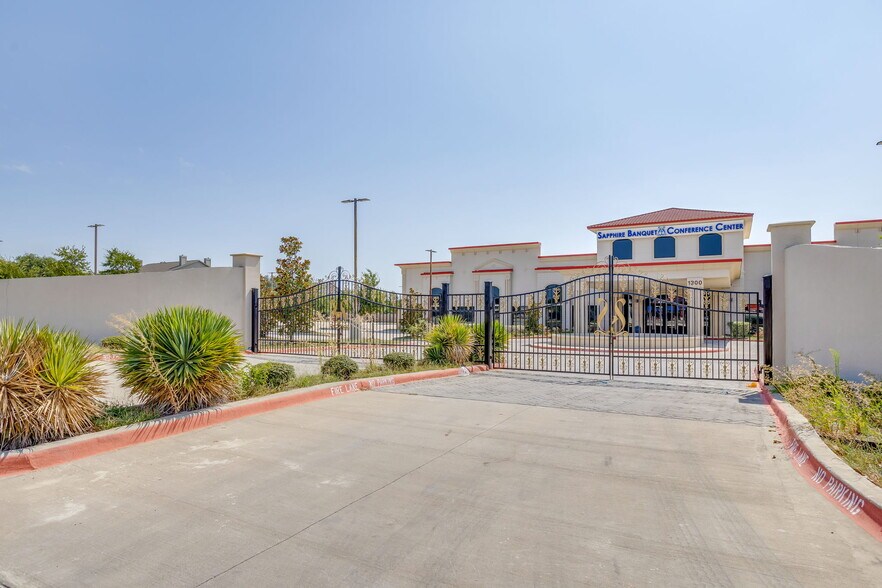 More Photos Of 1300 N Main St, Euless Specialty For Sale