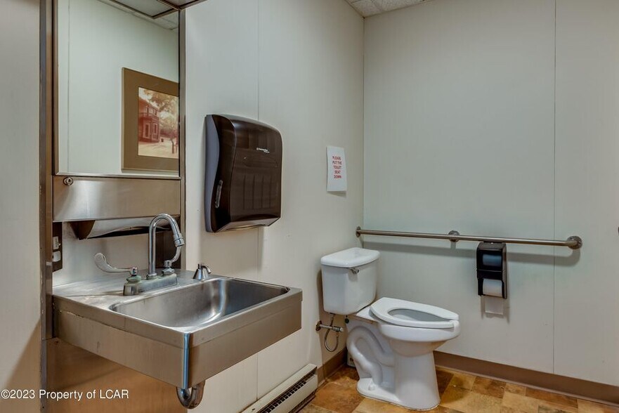 More Photos Of 104 Woodward Hill Rd, Edwardsville Office For Sale