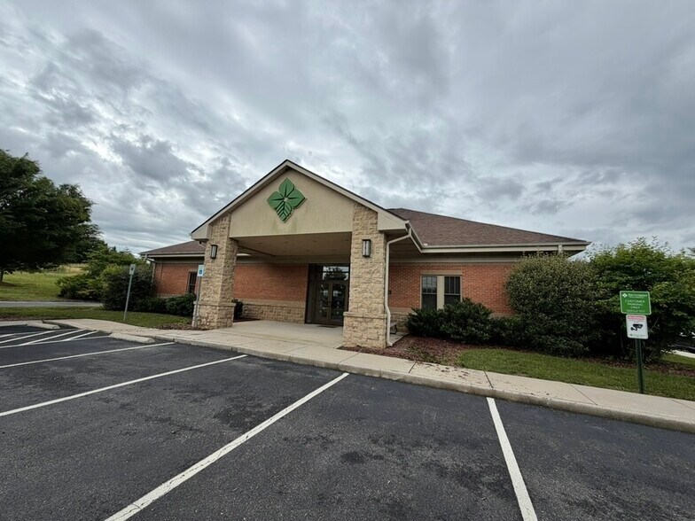 More Photos Of 326 Partnership Pky, Maryville Loft Creative Space For Sale