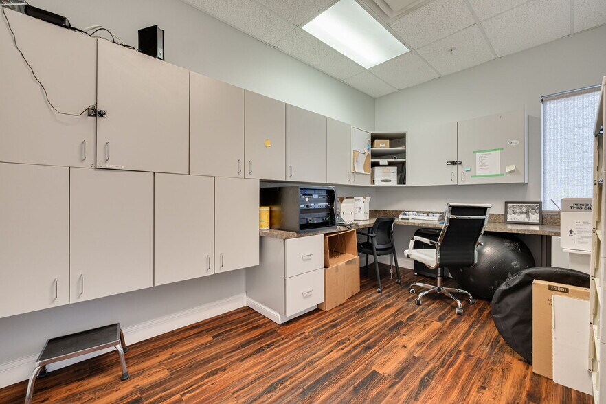 More Photos Of 1033 West Bay Dr, Largo Office For Lease