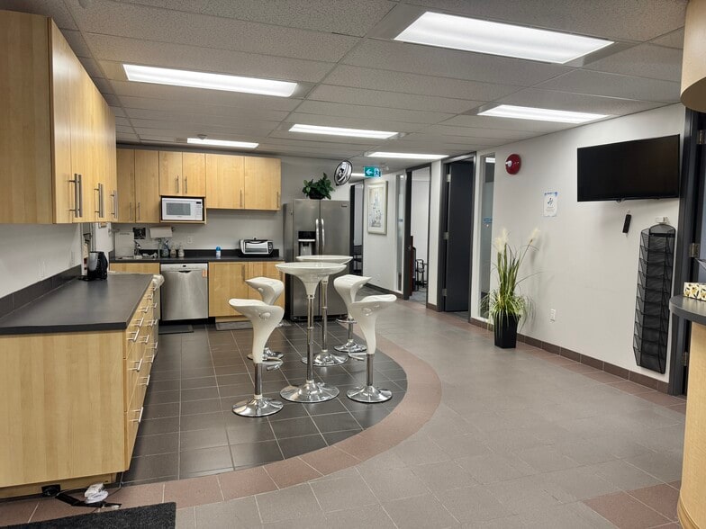 More Photos Of 900 6th Ave SW, Calgary Office Residential For Sale