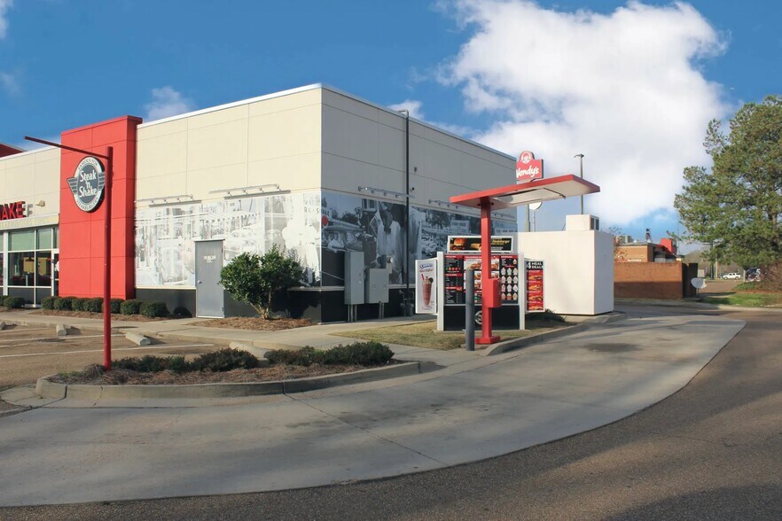 More Photos Of 300 Riverwind Dr, Pearl Restaurant For Sale