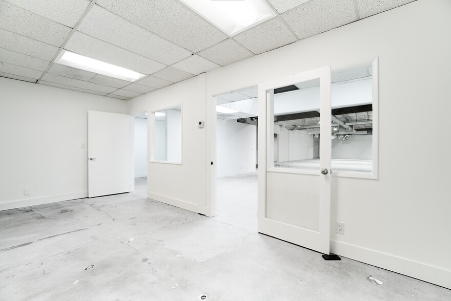 More Photos Of 15013-15019 Califa St, Van Nuys Manufacturing For Lease