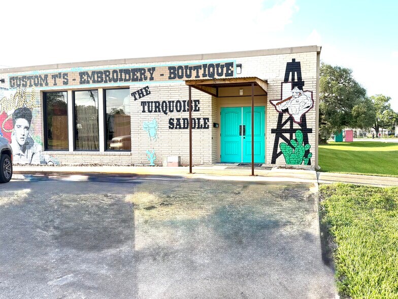 Primary Photo Of 502 E Brazos Ave, West Columbia Freestanding For Sale
