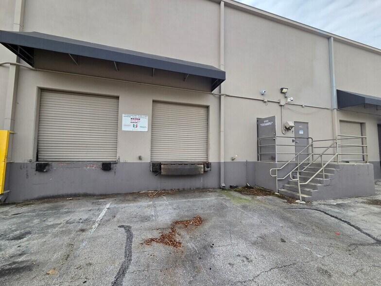 More Photos Of 7810 Kingspointe Pky, Orlando Warehouse For Lease