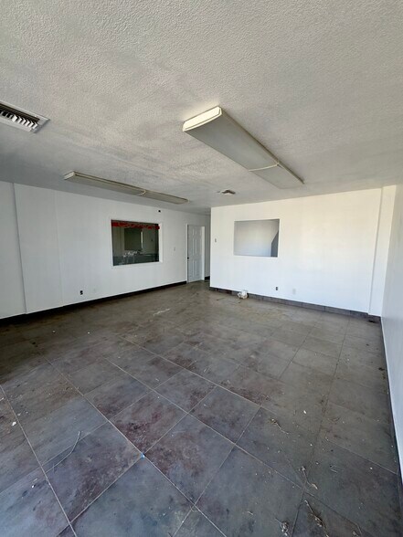 More Photos Of 9819 Glenoaks Blvd, Sun Valley Manufacturing For Sale