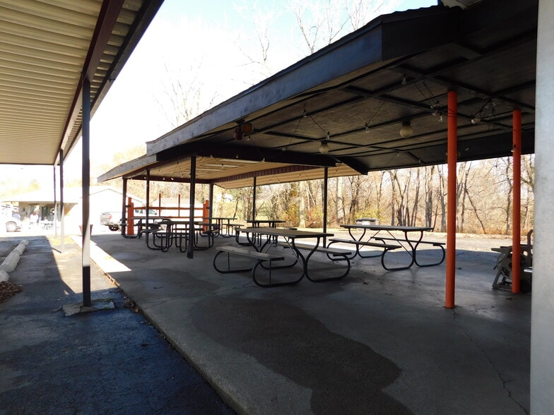 More Photos Of 606 N Jefferson St, Silver Lake General Retail For Sale