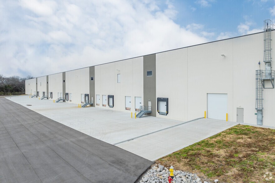 More Photos Of 200 Alligood Way, Lebanon Distribution For Lease