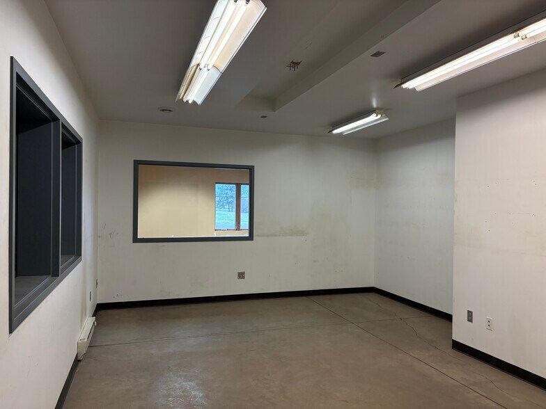 More Photos Of 405 John Ave, Superior Auto Repair For Lease