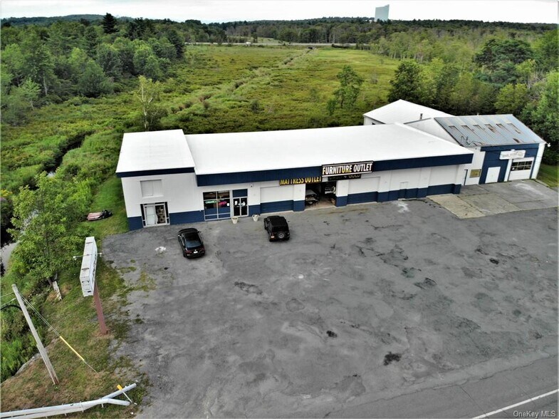 More Photos Of 186 E Broadway, Monticello Service For Sale