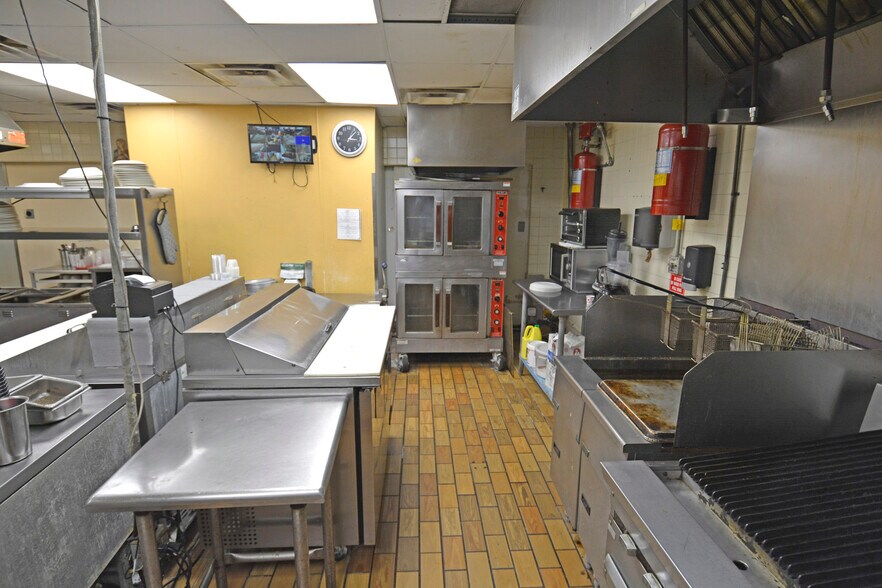 More Photos Of 101 N Us-17, Palatka Drugstore For Sale