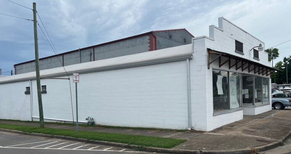 More Photos Of 241 W Eastland St, Gallatin Storefront For Sale