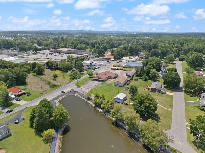 More Photos Of 756 Lakeshore Dr, Scottsburg Flex For Sale