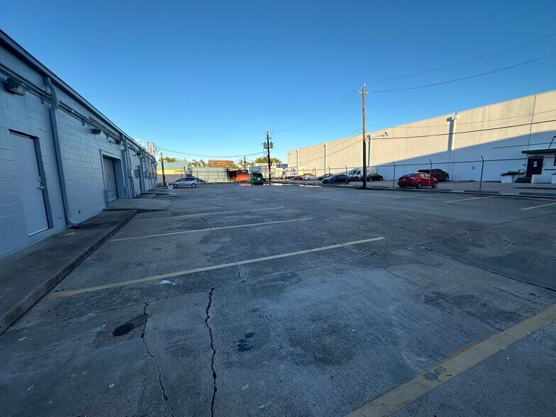 More Photos Of 6809-6815 Southwest Fwy Hov Ln, Houston Unknown For Lease