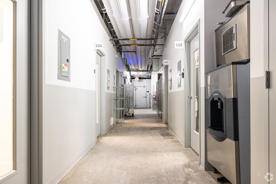 More Photos Of 2426 47th St, Astoria Warehouse For Lease