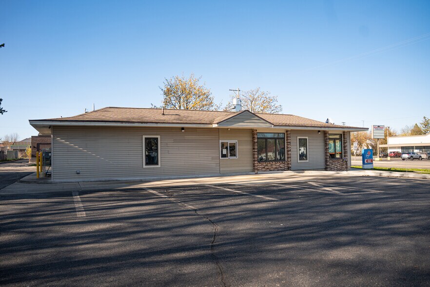 More Photos Of 206 Cypress St, Manistee Office For Sale
