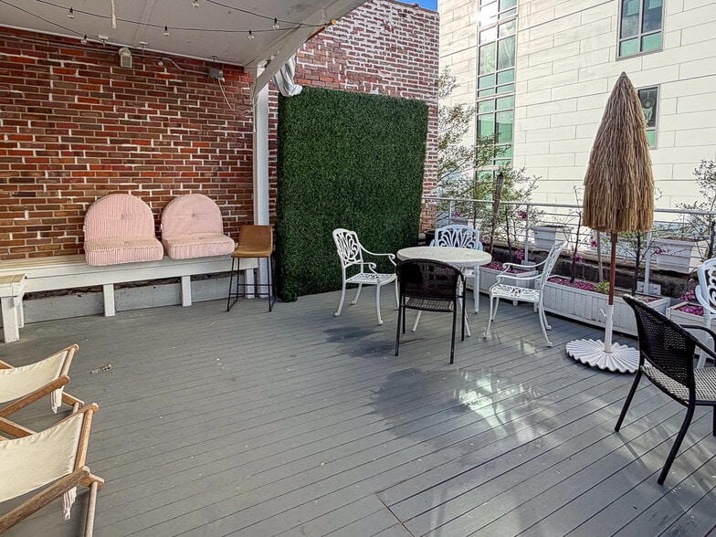 More Photos Of 345 King St, Charleston Storefront Retail Office For Lease