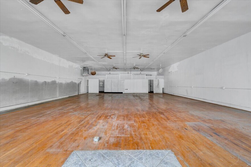 More Photos Of 2302 Melrose Ave NW, Roanoke Flex For Lease