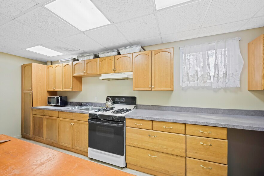More Photos Of 109 Roslyn Rd, Roslyn Heights Religious Facility For Lease