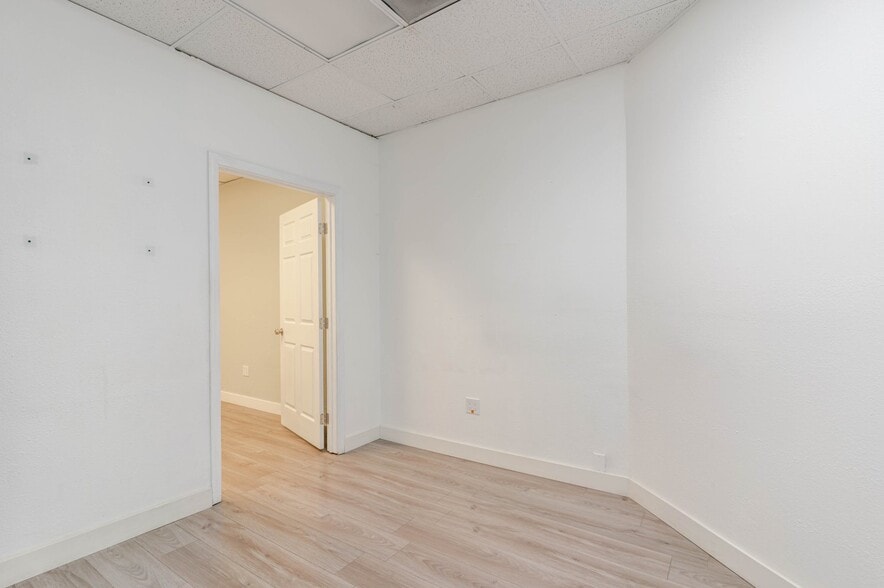 More Photos Of 516 W Lancaster Blvd, Lancaster Storefront For Lease