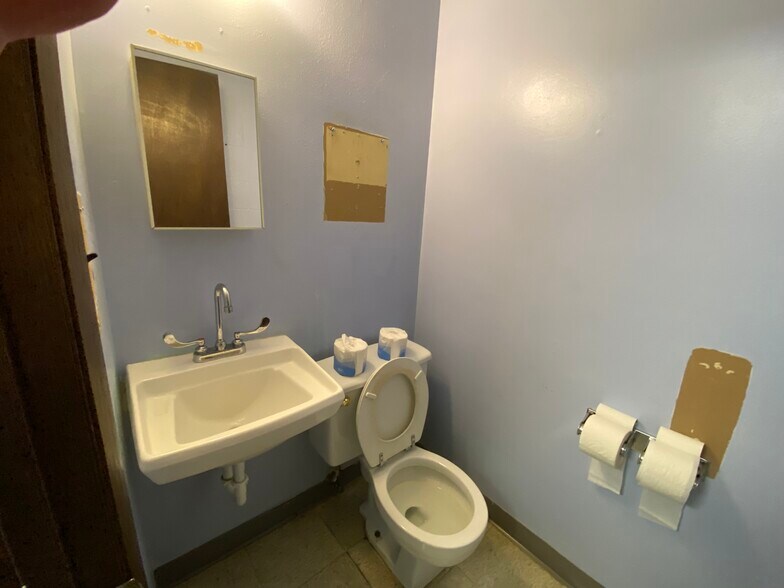 More Photos Of 404 W Rolla Rd, Salem Office For Sale