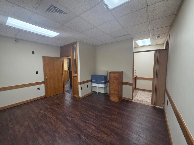 More Photos Of 401 N 2nd St, Rogers Office For Lease