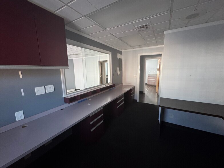 More Photos Of 200 E Main St, Smithtown Office For Lease