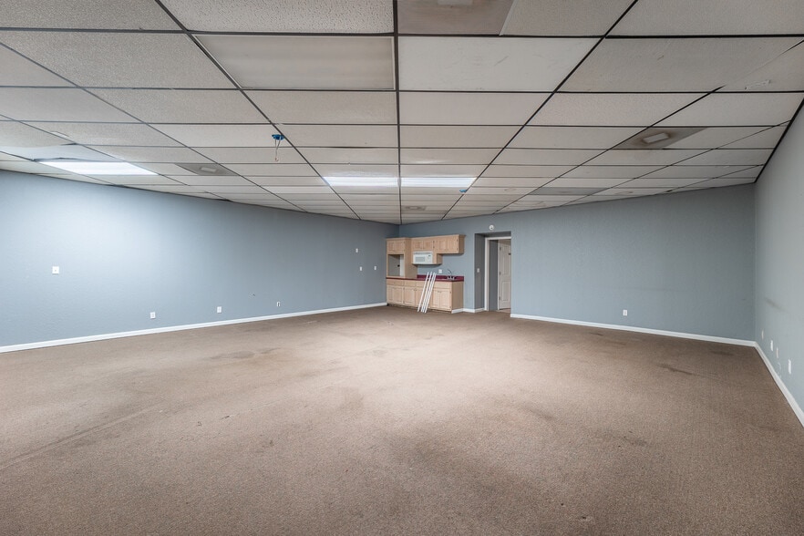 More Photos Of 602 E Outer Rd, Poplar Bluff Warehouse For Lease