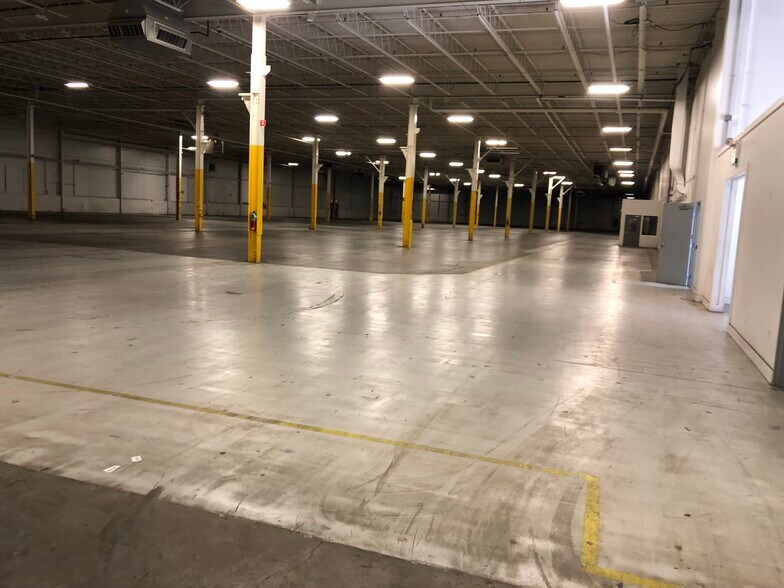 More Photos Of 1001 Foster Ave, Bensenville Warehouse For Lease