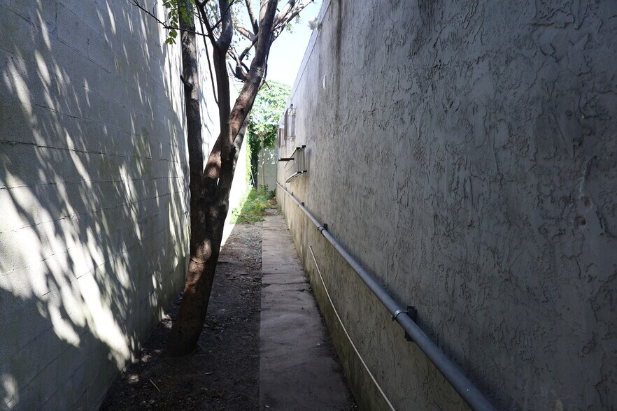 More Photos Of 1847 NW 21st St, Miami Warehouse For Lease