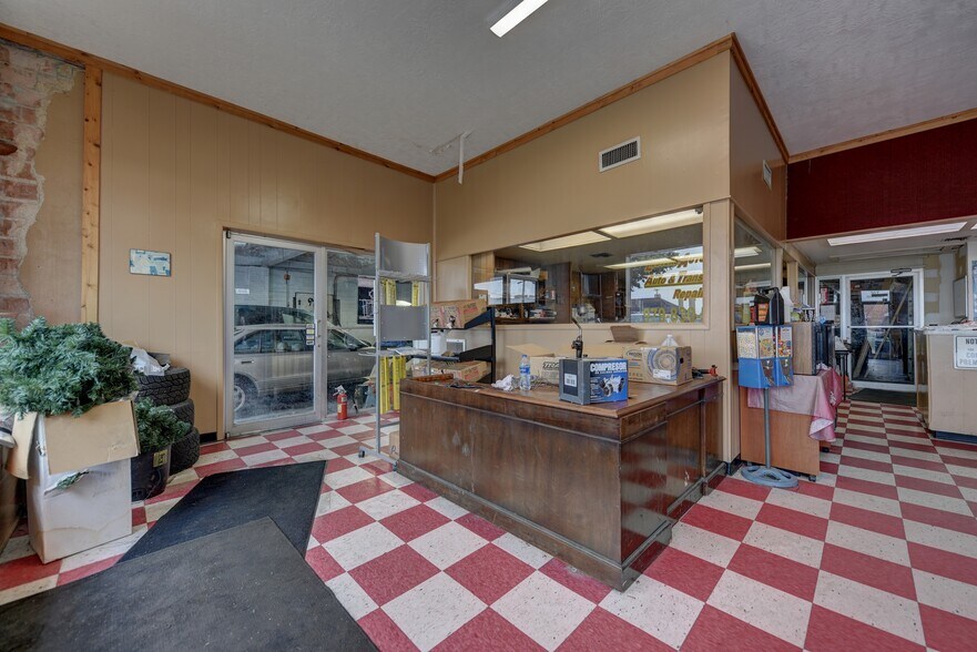 More Photos Of 307 E Alamo St, Brenham Auto Repair For Sale