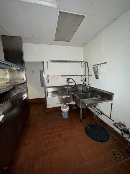 More Photos Of 215 W North Ave, Chicago Restaurant For Lease