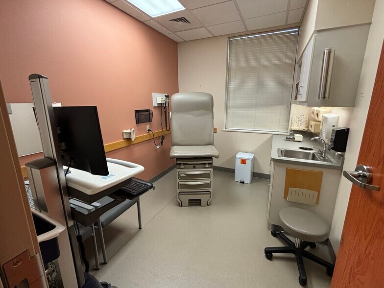 More Photos Of 4135 Quest Dr, Eugene Medical For Sale