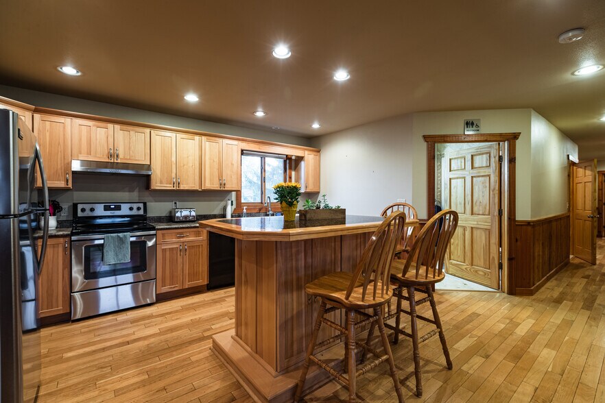 More Photos Of 1613 Chase St, La Crosse Showroom For Lease