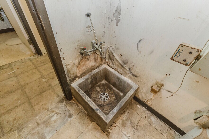 More Photos Of 1560 S Topeka St, Wichita Lodge Meeting Hall For Sale