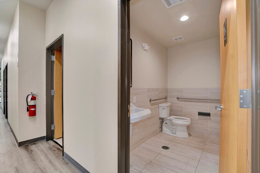 More Photos Of 1009 Yale St, Houston Freestanding For Lease
