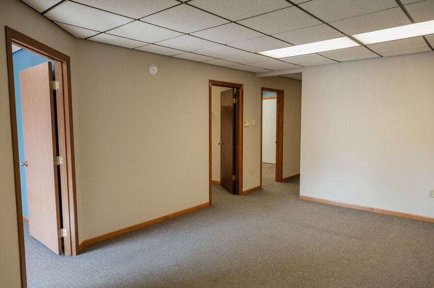 More Photos Of 435 Main St E, Trimont Flex For Sale