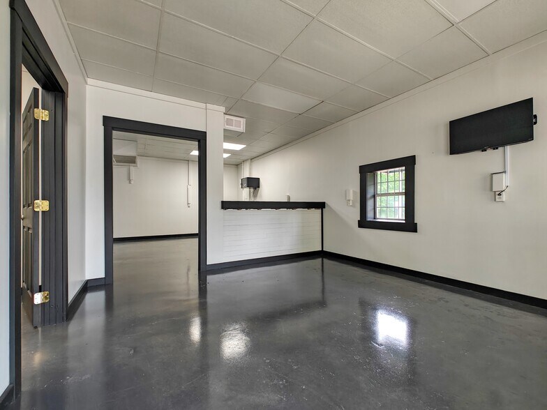 More Photos Of 13700 Hwy 70, Huntingdon Storefront For Sale