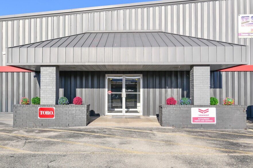More Photos Of 29131 Evergreen Dr, Waterford Freestanding For Sale