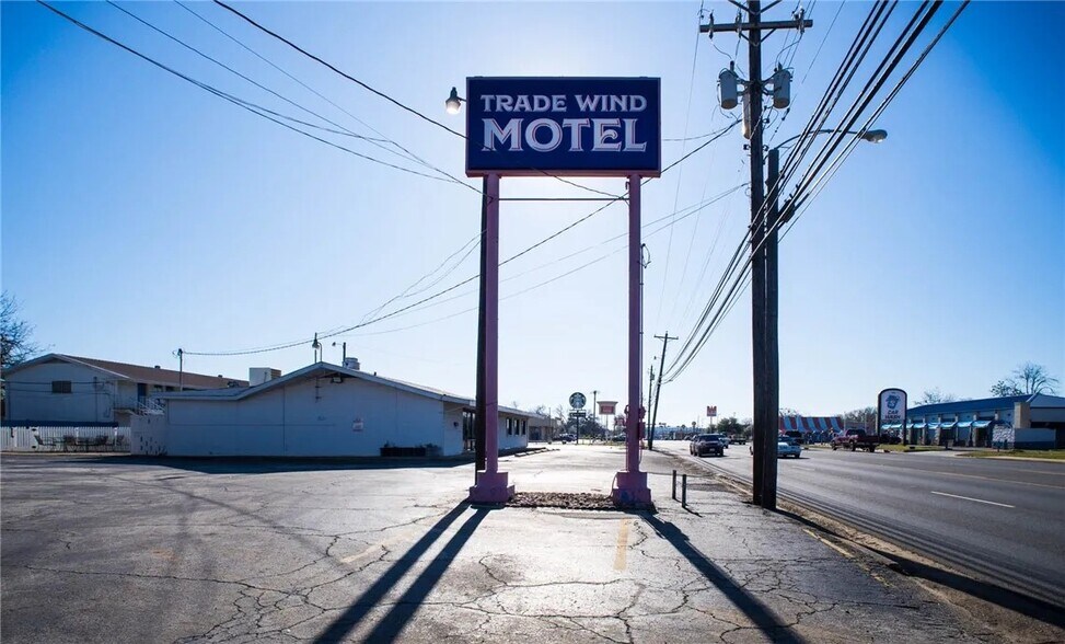 More Photos Of 520 S Jackson St, Jacksonville Hotel For Sale