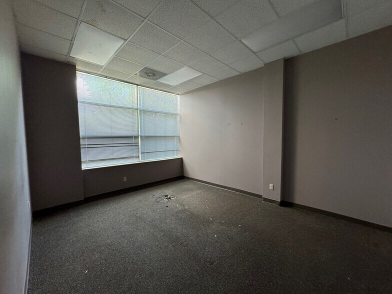 More Photos Of 19401 E 40 Hwy, Independence Office For Lease