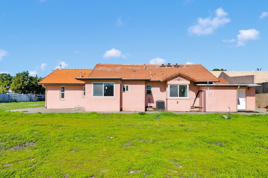 More Photos Of 943 W Holt Blvd, Ontario General Retail For Sale